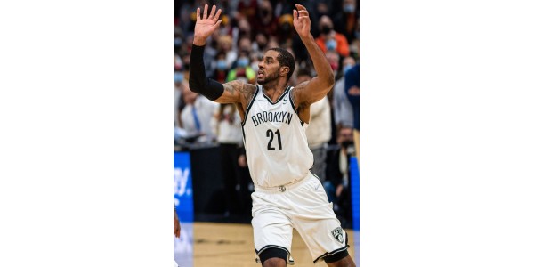 I tifosi protestano contro l'incapacità di Irving di giocare in casa